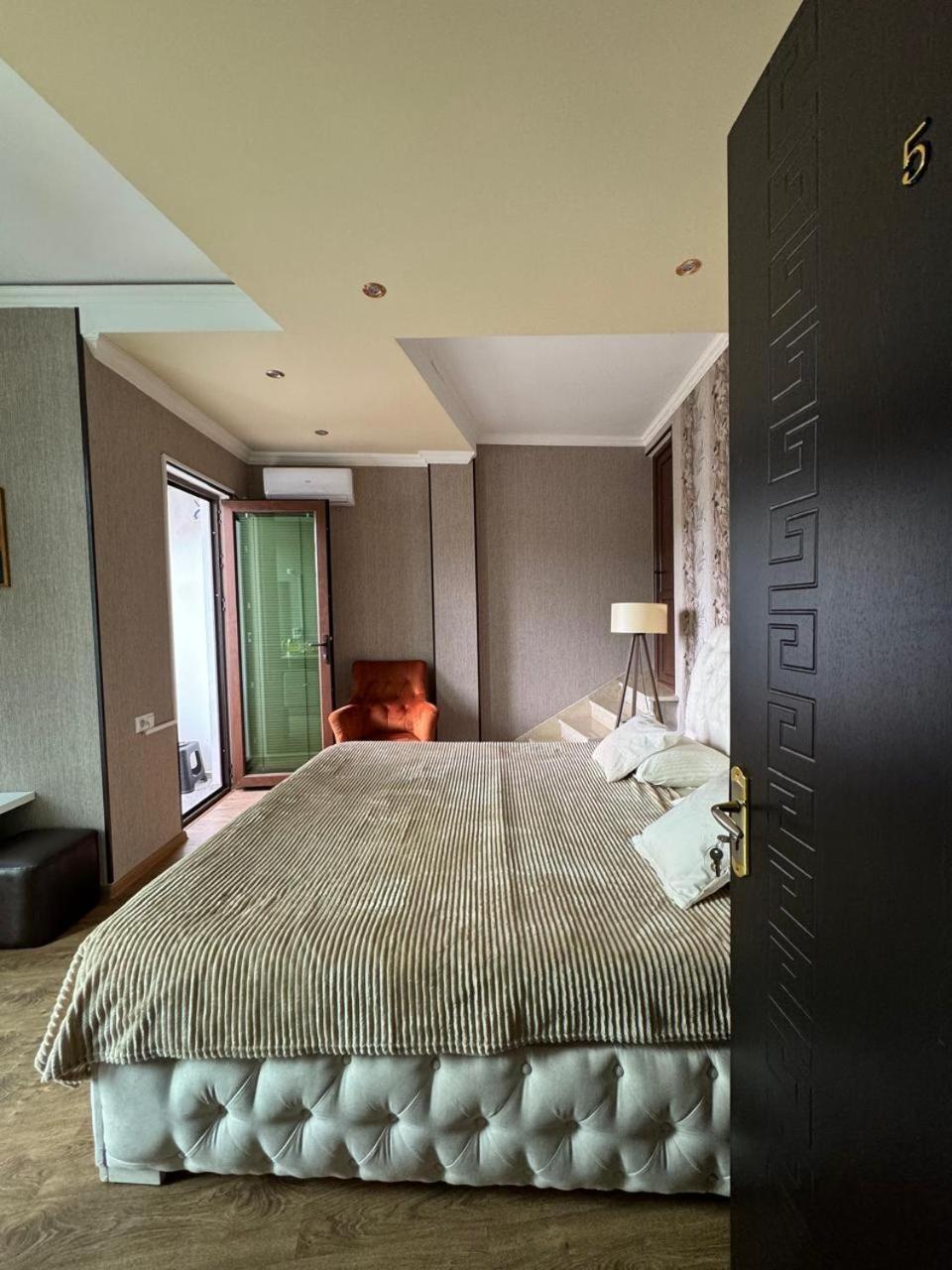 Aisi Kutaisi Hotel Ngoại thất bức ảnh